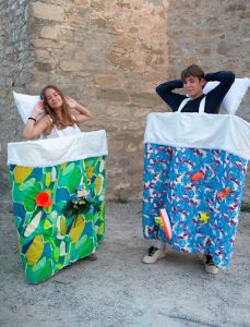 Dos adolescentes con colchones artesanales felices.